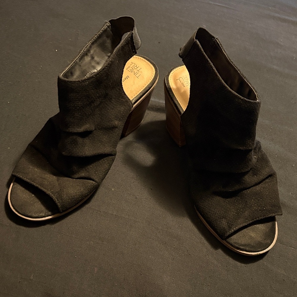 THE FLEXX Black Open-Toe Heels